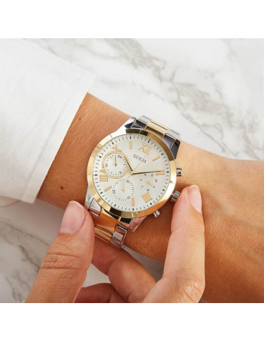 Reloj Guess W1070L8 puesto en muñeca