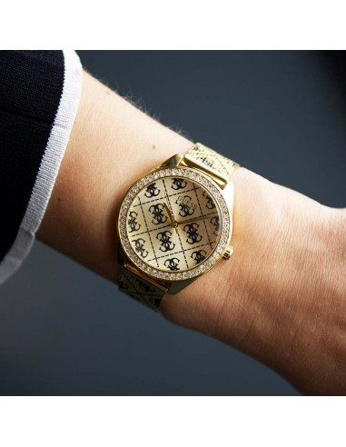 Reloj Guess Claudia W1279L2 dorado, cristales y correa mixta armis/malla puesto en muñeca