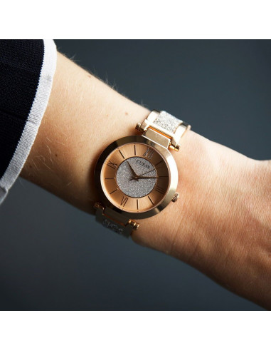 Reloj Guess Aurora W1288L3 de mujer en acero IP rosado puesto en mujer.