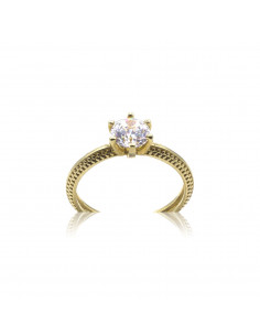 Anillo de oro amarillo de 18k labrado con gran circonita central engastada con 6 garras.