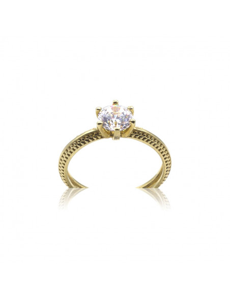 Anillo de oro amarillo de 18k labrado con gran circonita central engastada con 6 garras.