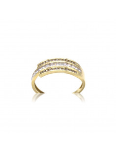 Anillo de oro amarillo de 18k con circonitas blancas en tallas brillante y baguette.