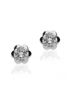 Pendientes para bebé en oro blanco de 18k en forma de flor con circonita central, diferentes medidas disponibles.
