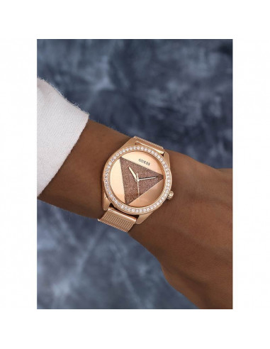 Reloj Guess Tri Glitz W1142L4 en color oro rosa, con cristales Swarovski® puesto en mujer